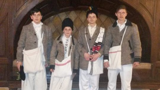 La şcoală în costume populare româneşti