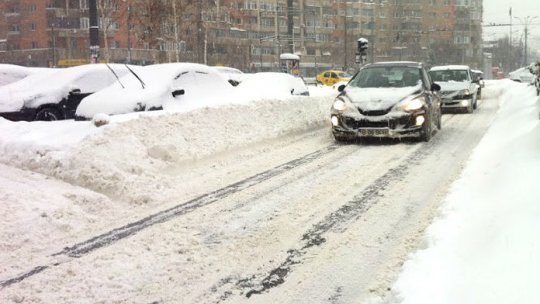 Stratul de zăpadă depus îngreunează traficul rutier din Capitală