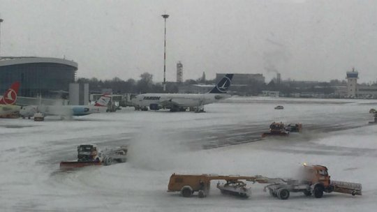 Trafic aerian în condiții de ninsoare abundentă pe Aeroportul Henri Coandă