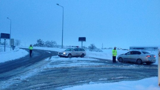 Traficul rutier şi feroviar, afectat de ninsori şi viscol