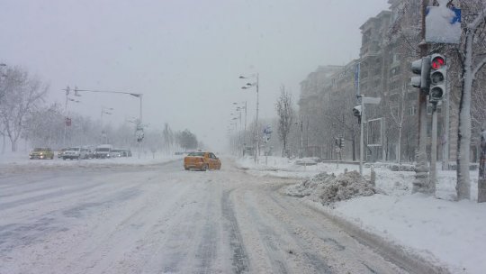 Traficul rutier se desfăşoară în capitală în condiţii de iarnă