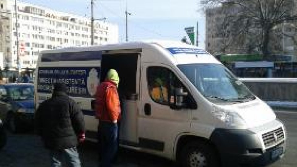 Alimente calde şi îmbrăcăminte pentru nevoiaşi