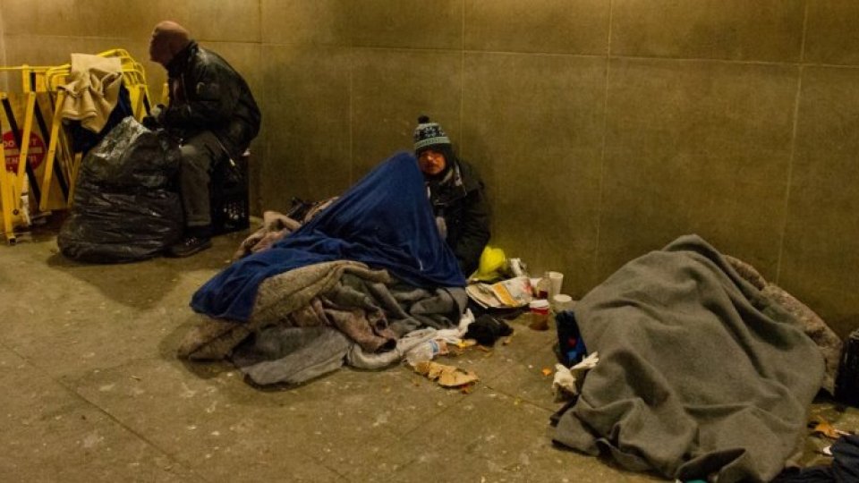 Masă caldă şi adăpost pentru oamenii străzii