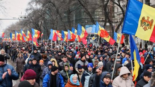 FOTO/Chișinău: pro-europenii și pro-rușii fac miting în comun