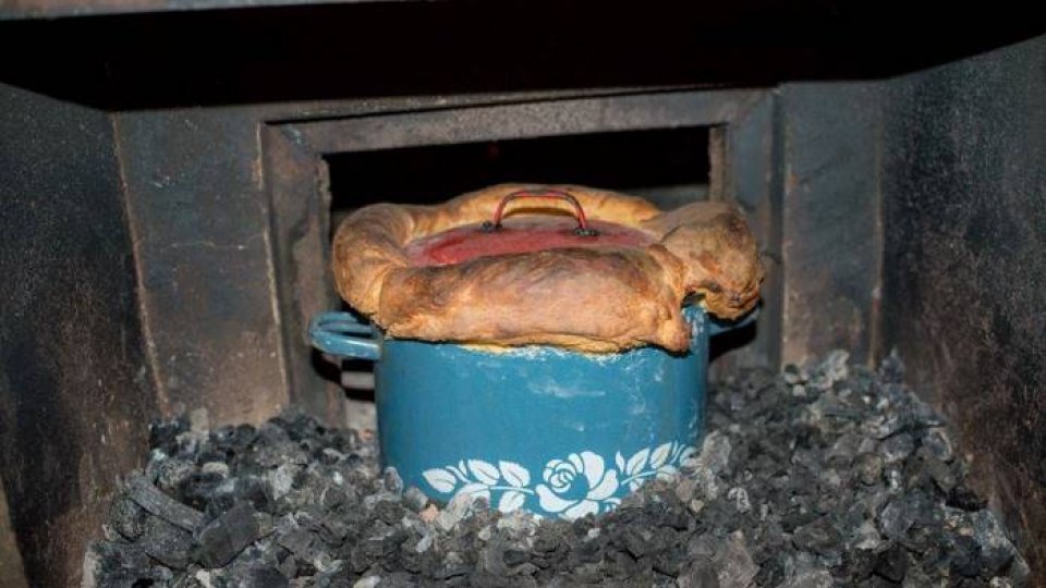 FOTOREPORTAJ/Nelu Mangău recomandă de Ziua Unirii: Supă lipită la cuptor