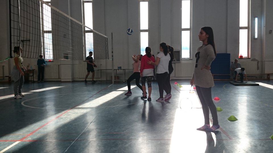 Caut profesor de educaţie fizică să mă înveţe ce exerciţii să fac!