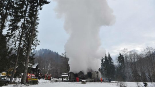 O cabană a Romsilva din Munţii Călimani, mistuită într-un incendiu