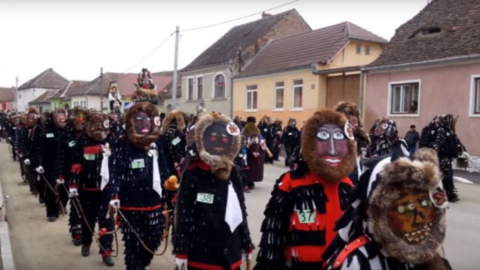 Agnitenii îşi pregătesc costumele de lole