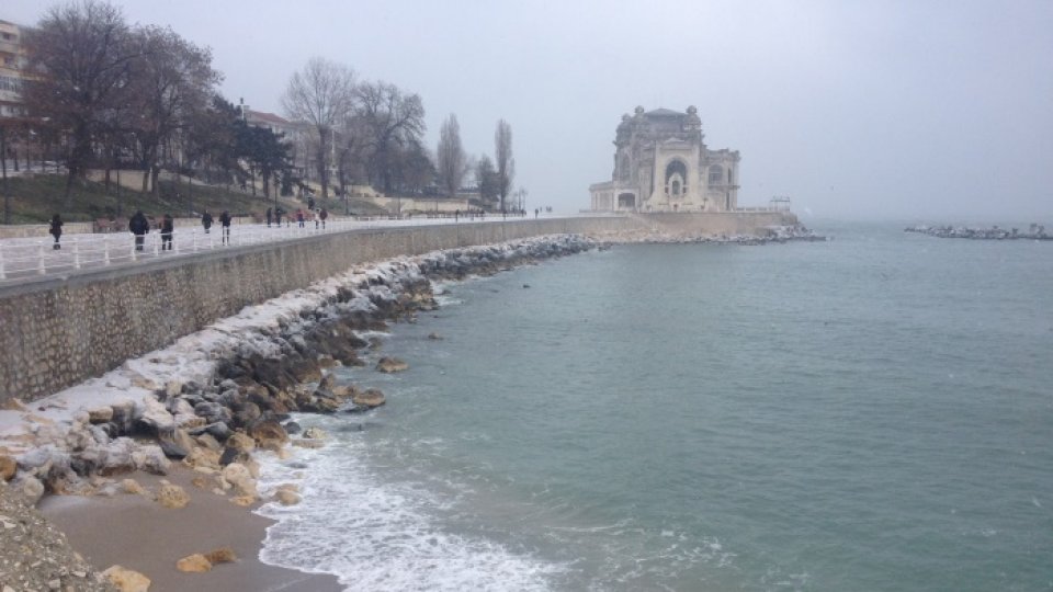 FOTO: Decor hibernal la malul mării