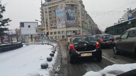 Trafic rutier în condiţii de iarnă în București