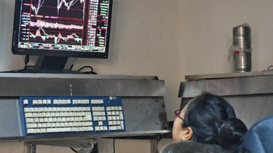 Bursele din China au scăzut cu 7% în prima şedinţă a anului