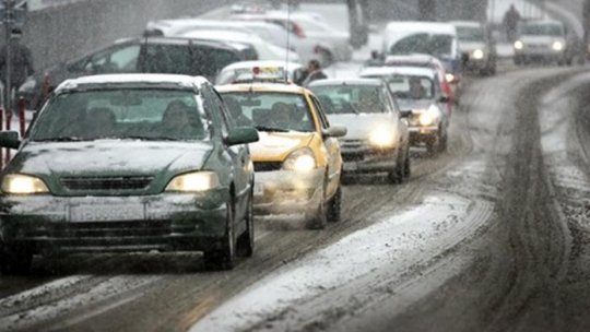 Circulaţia rutieră se desfăşoară în condiţii de iarnă