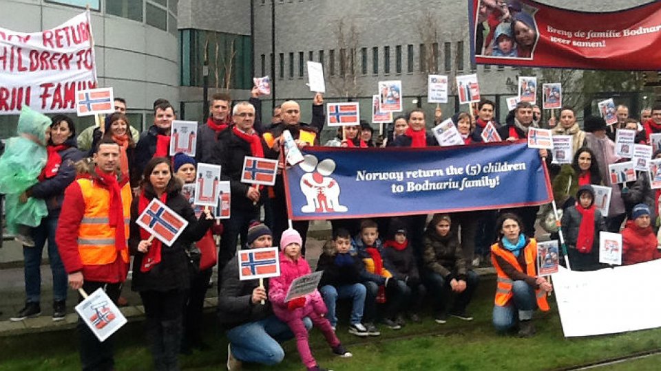 FOTO: Marș pașnic de solidaritate cu familia Bodnariu, în capitala Olandei