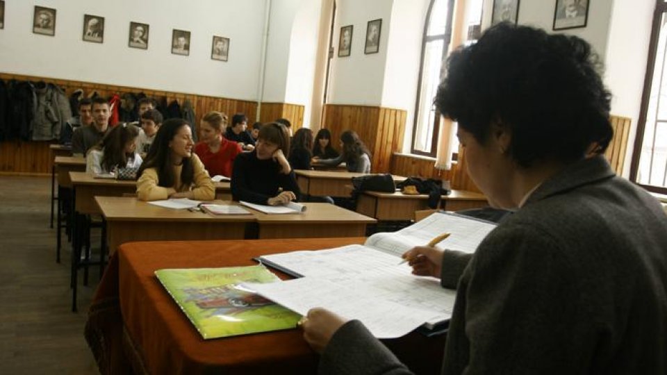 Câteva zeci de cadre didactice au protestat în faţa Ministerului Educaţiei