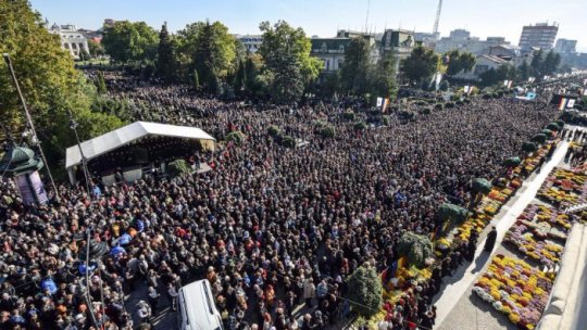 Peste 50.000 de pelerini s-au rugat la moaştele Sfintei Parascheva
