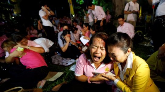 Doliu în Thailanda la moartea veneratului rege Bhumibol Adulyadej