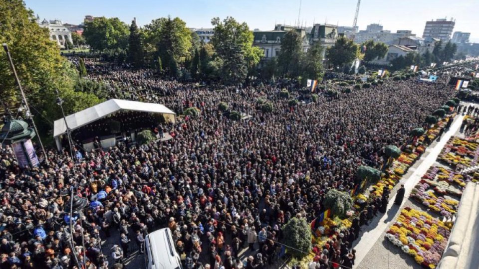 Zeci de mii de pelerini s-au închinat la racla cu moaştele Sf. Parascheva