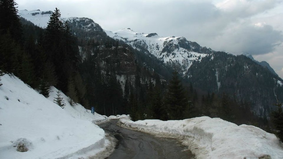 Trafic în condiții de iarnă în zonele de munte din cinci județe