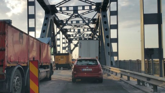 Traficul întrerupt sâmbătă dimineaţă pe podul Giurgiu-Ruse