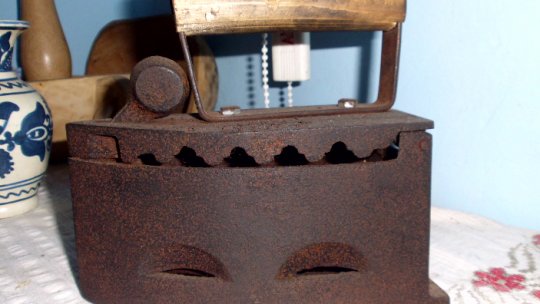 "Fierul de călcat – De la Metal la Eleganță"