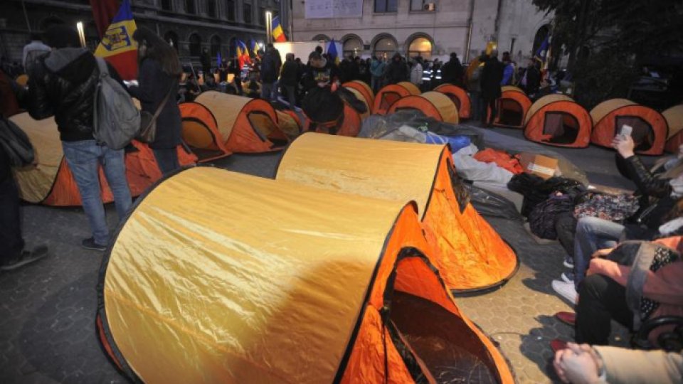 Unioniştii au montat corturi în Piaţa Universităţii