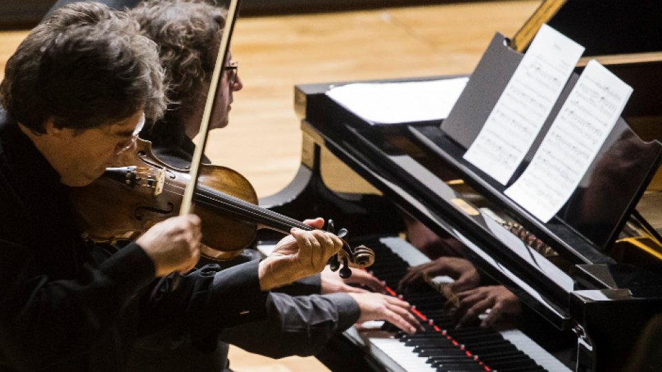 Duelul Viorilor a ajuns la Piteşti