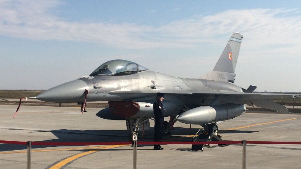 FOTO: Sosirea în România a primelor şase avioane F16