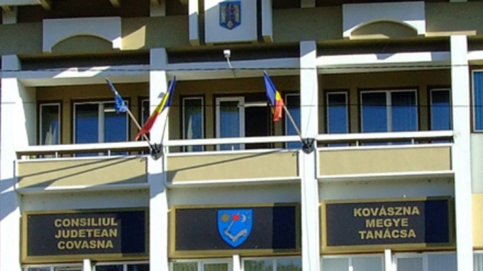 Steagul secuiesc trebuie îndepărtat din sala Consiliului Judeţean Covasna