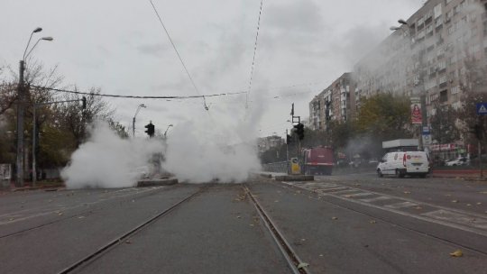 La intersecţia străzilor Baba Novac şi Mihai Bravu iese fum din canal