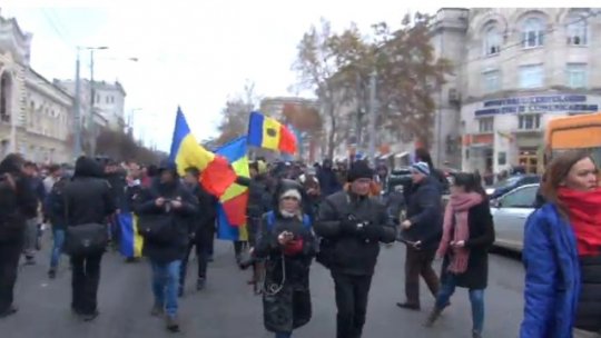 Câteva mii de oameni protestează la Chișinău