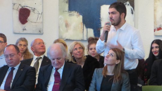 FOTO: Klaus Iohannis, în dialog cu tinerii europeni