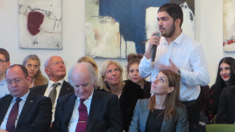 FOTO: Klaus Iohannis, în dialog cu tinerii europeni