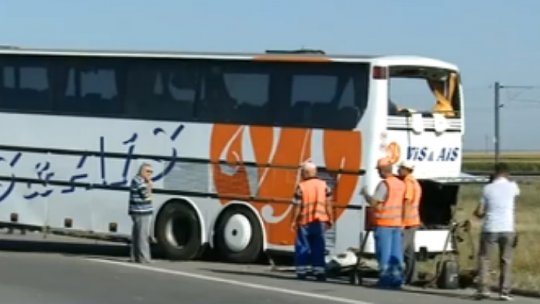 Un autocar cu români, răsturnat pe o autostradă lângă graniţa cu Slovenia