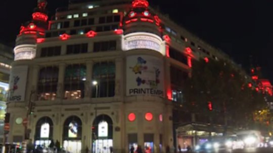 La Paris, sărbătorile de Crăciun încep cu Uma Thurman