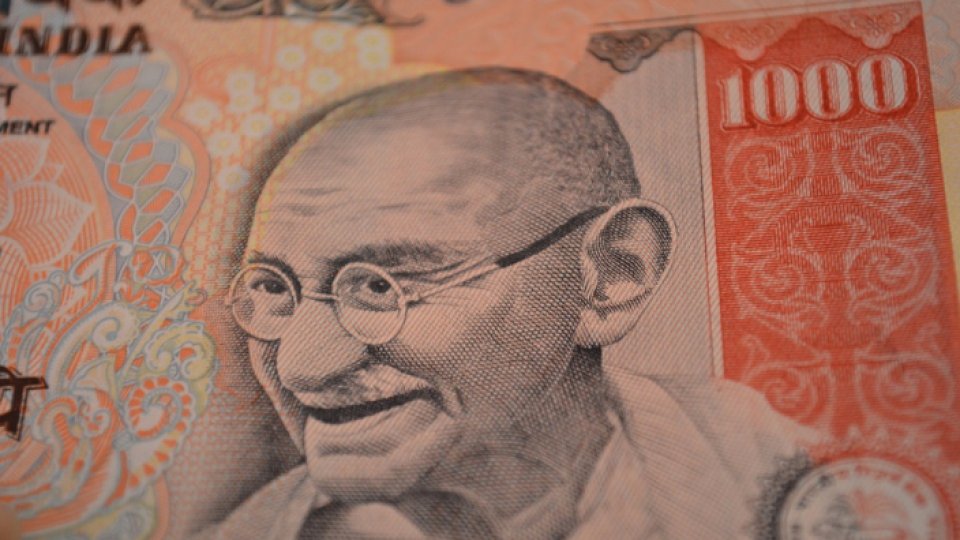 Retragere surprinză a bancnotelor în India pentru combaterea evaziunii 