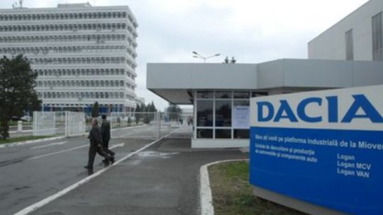 Angajaţii de la Dacia au refuzat să intre la lucru timp de aproape o oră