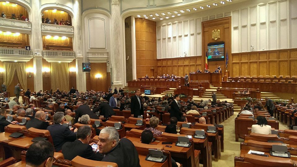 Cele două Camere ale Parlamentului se reunesc în primele şedinţe de plen
