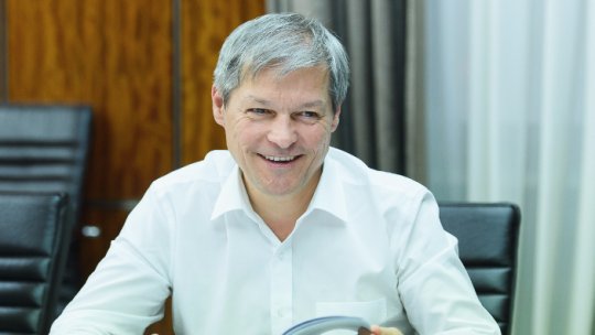 Premierul Cioloş le-a transmis românilor pe Facebook urări pentru noul an