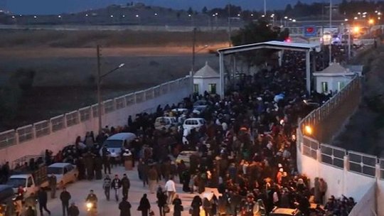 Zeci de mii de civili au fugit din Alep şi sunt masaţi la graniţa cu Turcia