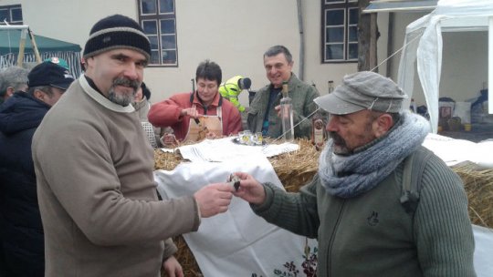 FOTO: Pălincă în unghie de porc, tradiție la Festivalul Măcelarilor