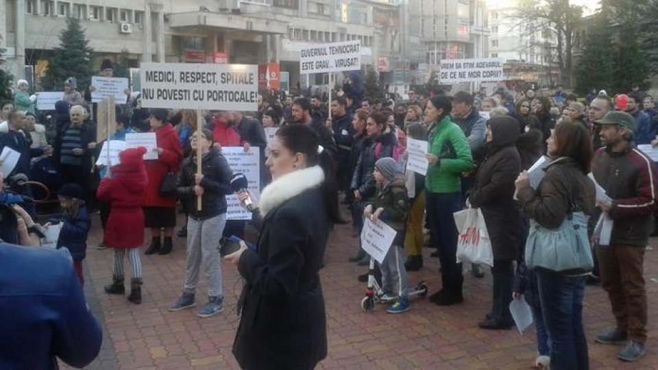 Decesele copiilor din Argeș au scos sute de părinți în stradă la Pitești