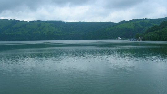 Un alt lac de acumulare din Neamț, "infestat cu o bacterie periculoasă"