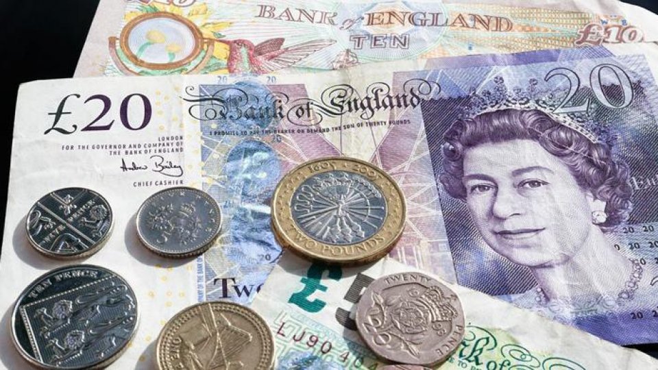 Lira sterlină a înregistrat luni o scădere dramatică faţă de dolar