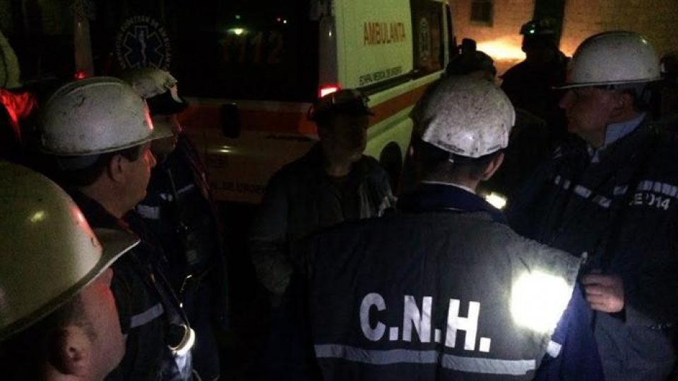 Sute de mineri din Valea Jiului sunt blocaţi în continuare în subteran