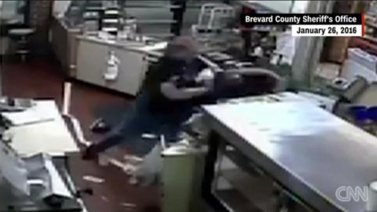 VIDEO: A vrut să jefuiască o benzinărie. Peste cine a dat