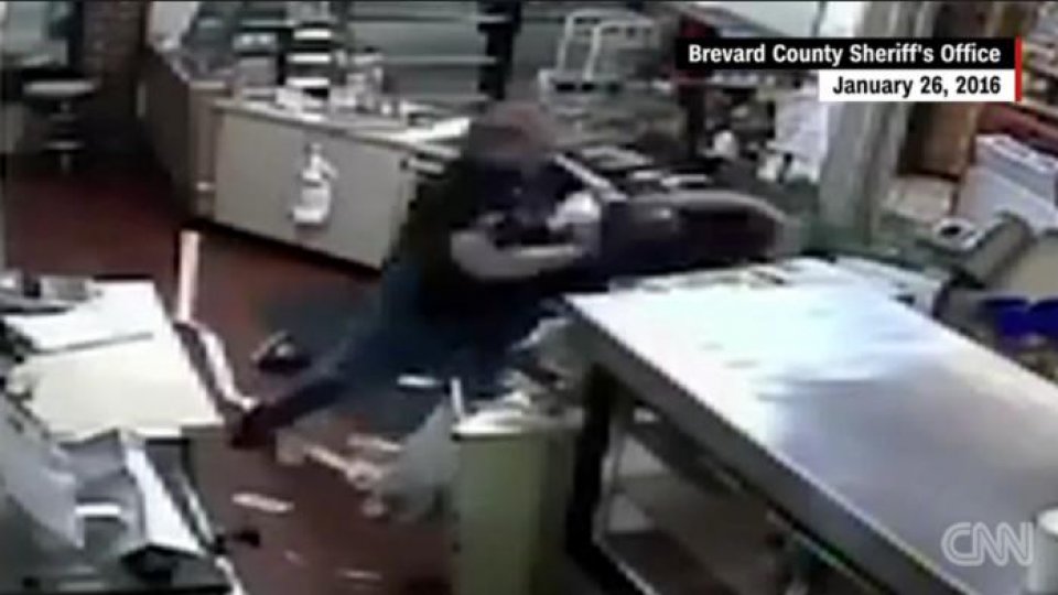 VIDEO: A vrut să jefuiască o benzinărie. Peste cine a dat