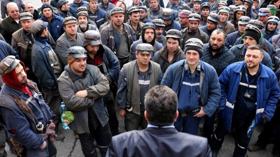 Proteste la sediul Complexului Energetic Hunedoara din Petroşani (FOTO)