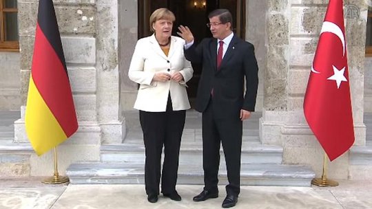 Turcia şi Germania "vor cere implicarea NATO în criza migraţiei"