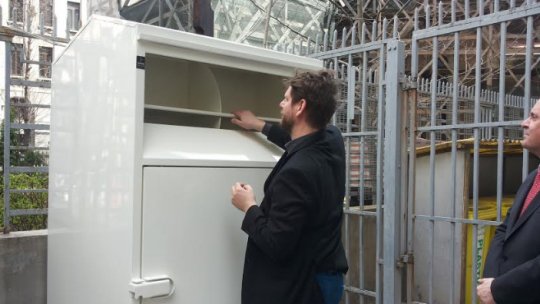 Container pentru donaţii de haine, în faţa clădirii Ambasadei Cehiei