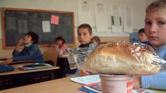 Zeci de copii au ajuns la spital după ce au mâncat produse de la școală
